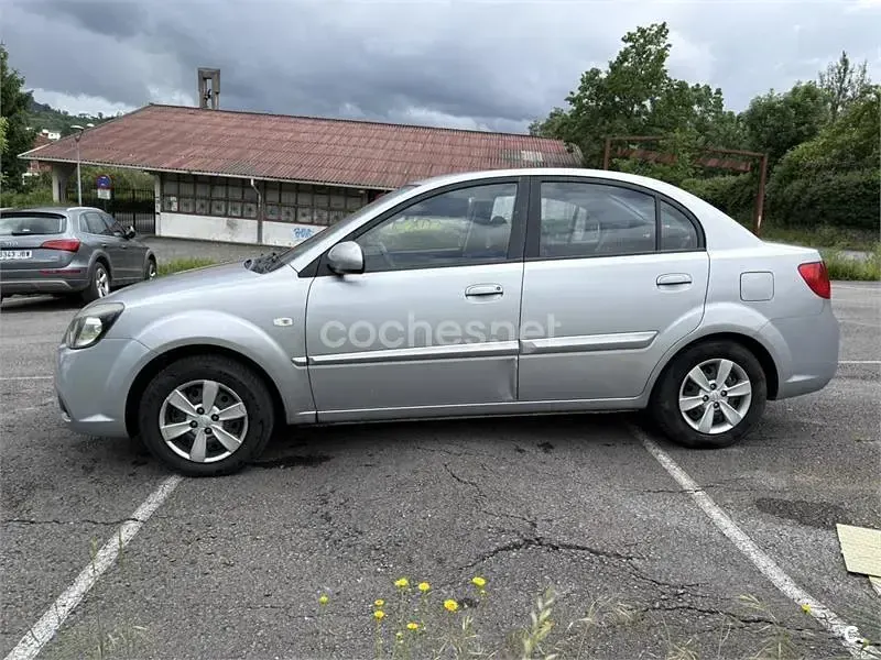 Usado Kia Rio 94 CV (69 kW) 2010 Gris / plata Berlina