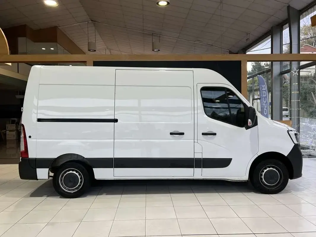 Usado Renault Master 110 CV (80 kW) 2024 Blanco Monovolumen