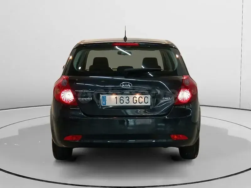 Usado Kia Ceed 90 CV (66 kW) 2008 Negro Utilitario