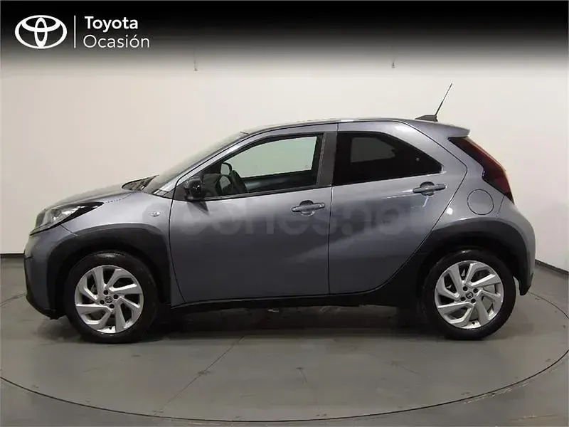 Usado Toyota Aygo X Play 72 CV (52 kW) 2025 Gris / plata SUV