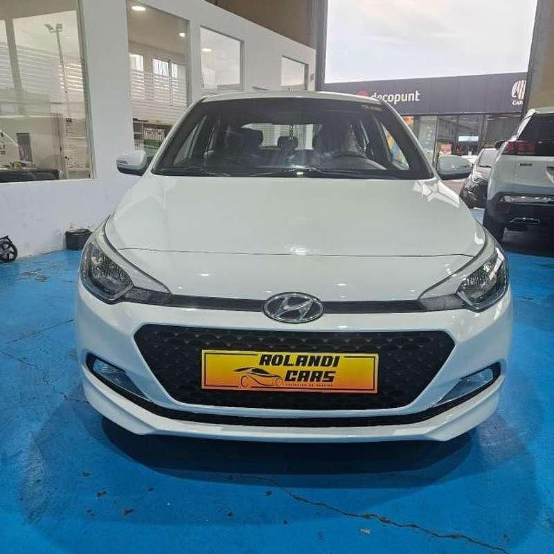 Usado Hyundai i20 Style 100 CV (73 kW) 2018 Blanco Berlina
