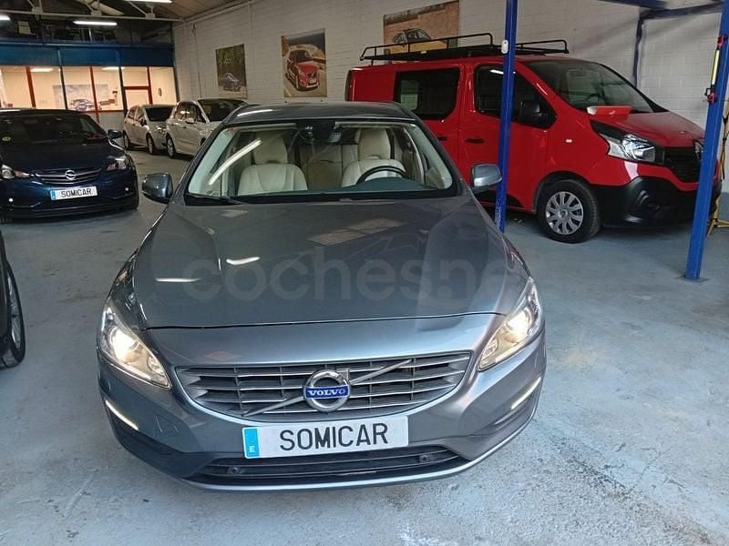 Usado Volvo V60 Momentum 120 CV (88 kW) 2018 Gris / plata Familiar