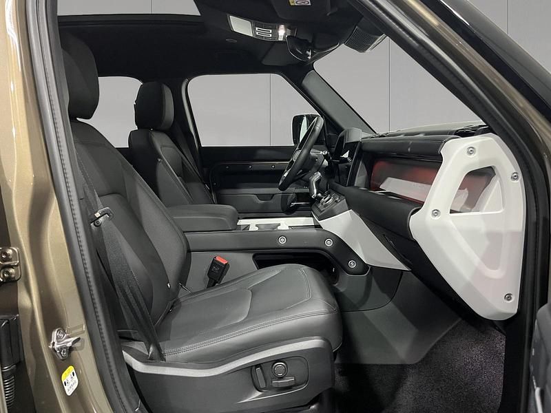 Używany Land Rover Defender SE Dynamic 249 KM (183 kW) 2024 Brązowy SUV