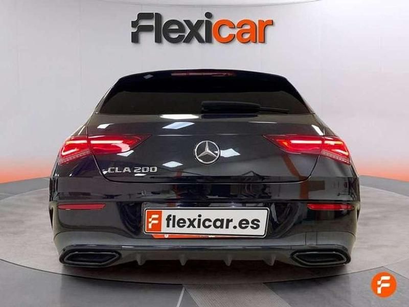 Usado Mercedes CLA200 Shooting Brake 163 CV (119 kW) 2021 Negro Familiar