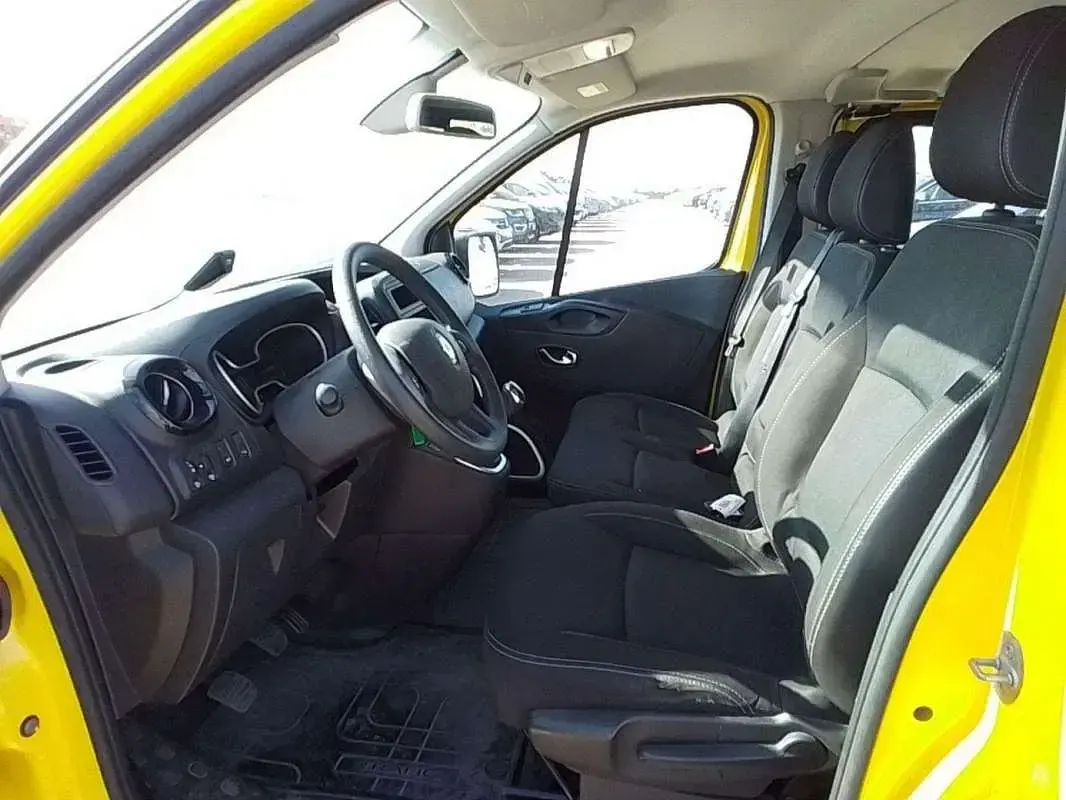 Usado Renault Trafic 95 CV (69 kW) 2019 Amarillo Monovolumen