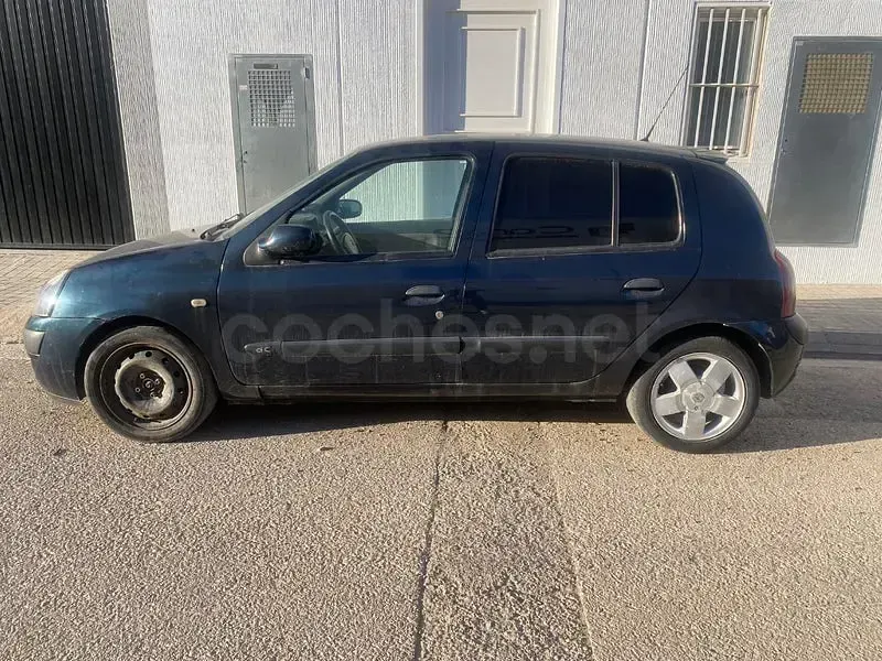 Usado Renault Clio II 100 CV (73 kW) 2005 Azul Berlina