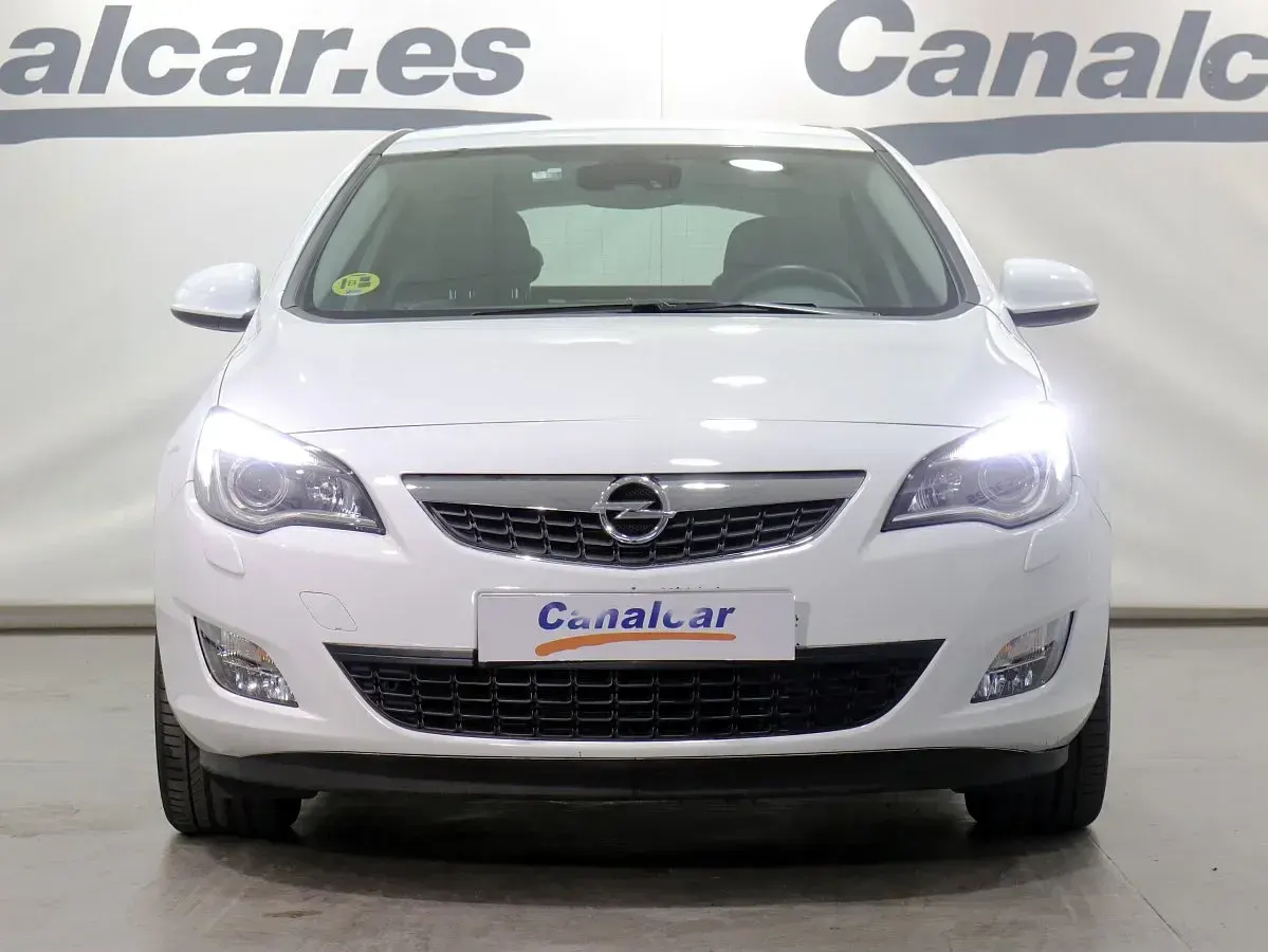 Usado Opel Astra Cosmo 110 CV (80 kW) 2011 Blanco