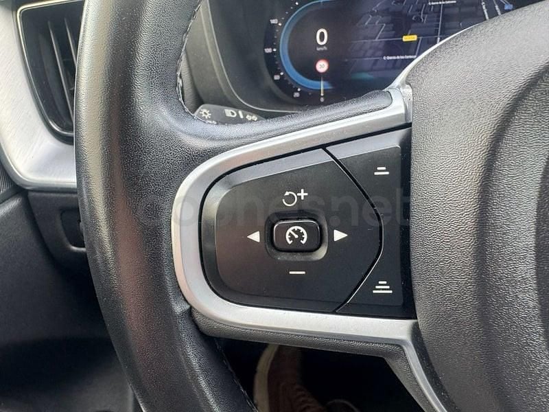 Usado Volvo XC60 Core 197 CV (144 kW) 2022 Gris / plata SUV