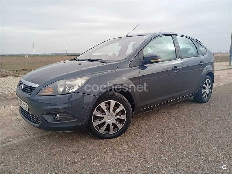 Usado Ford Focus Titanium 115 CV (84 kW) 2011 Gris / plata Berlina