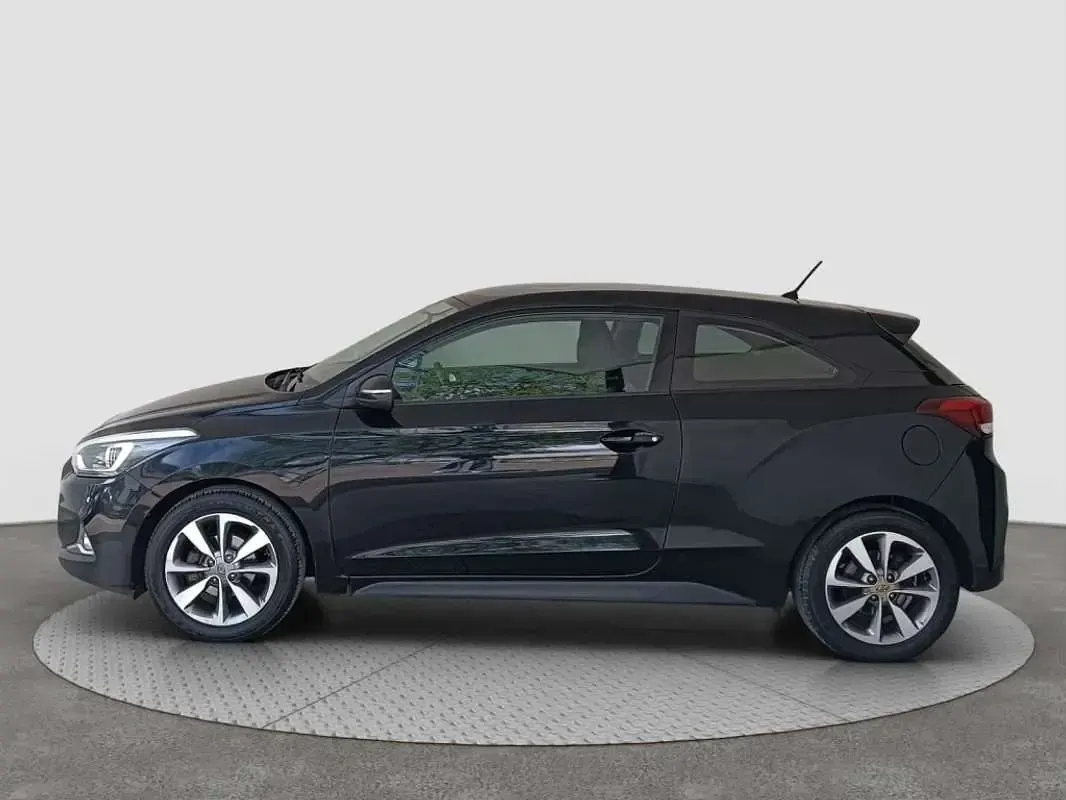 Usado Hyundai i20 84 CV (61 kW) 2016 Negro Coupe
