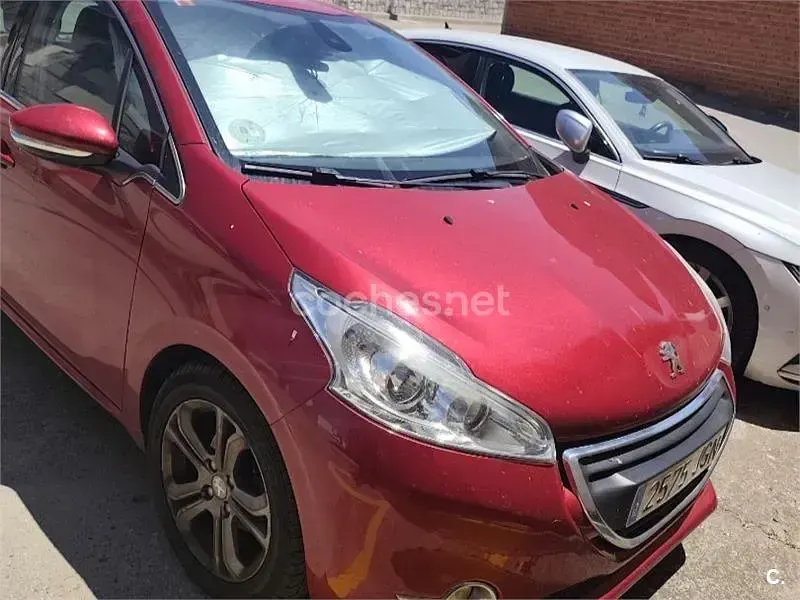 Usado Peugeot 208 Allure 92 CV (67 kW) 2015 Rojo Utilitario
