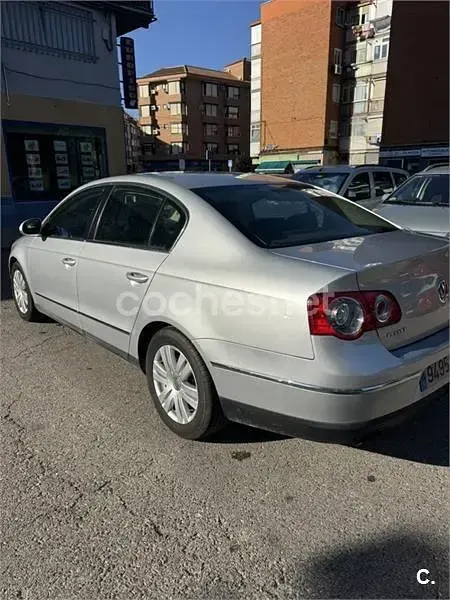 Usado VW Passat Highline 140 CV (102 kW) 2006 Gris / plata Berlina