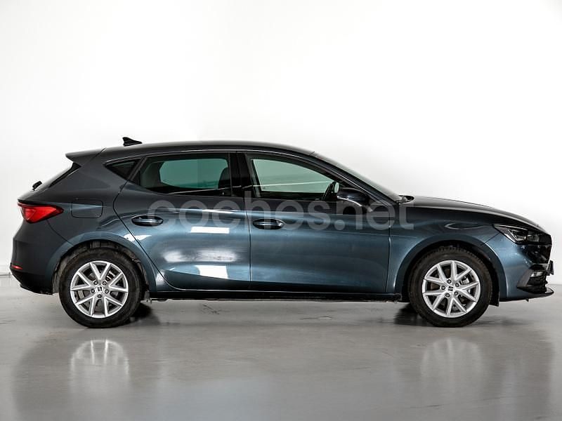 Usado Seat Leon Style 110 CV (80 kW) 2020 Gris / plata Berlina