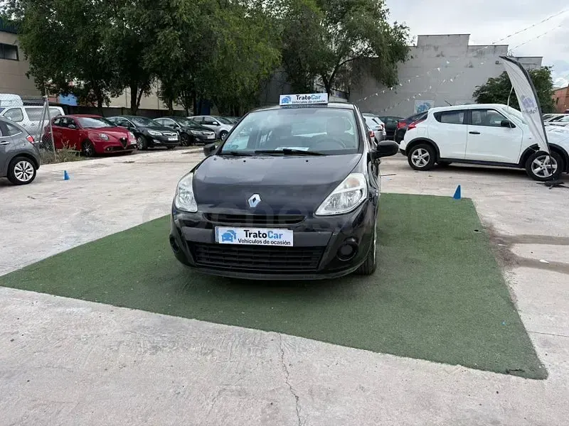 Usado Renault Clio II Authentique 75 CV (55 kW) 2010 Negro Berlina