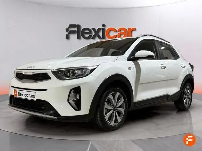 Usado Kia Stonic Plus 84 HP (61 kW) 2022 Branco SUV