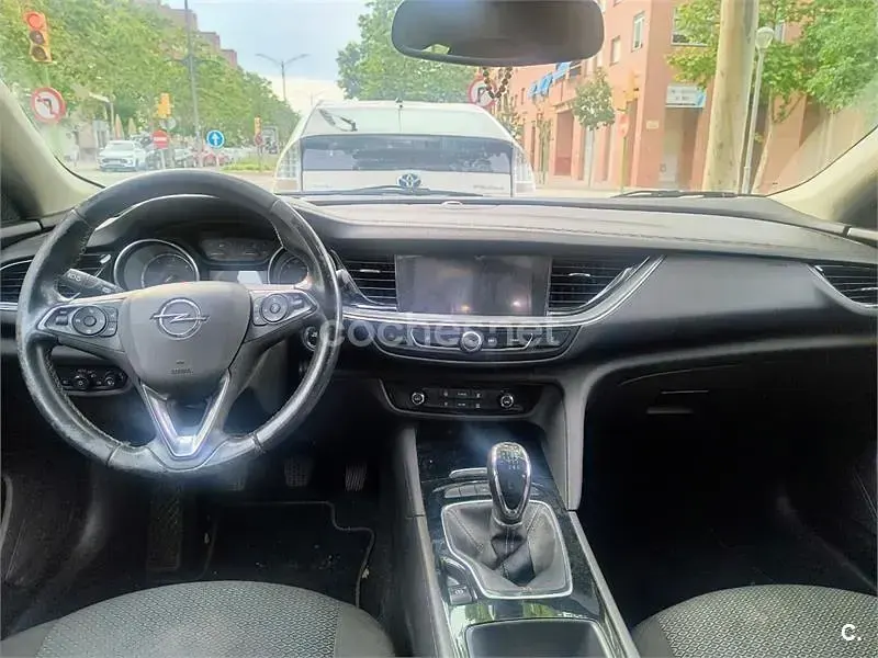 Usado Opel Insignia Selective 136 CV (100 kW) 2017 Negro Berlina