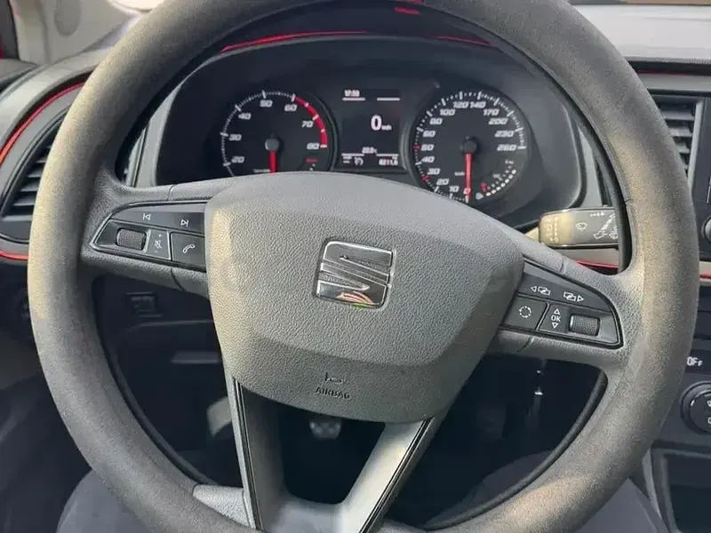 Usado Seat Leon Reference 105 CV (77 kW) 2013 Rojo Berlina