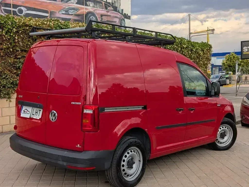 Usado VW Caddy 110 CV (80 kW) 2020 Rojo Monovolumen