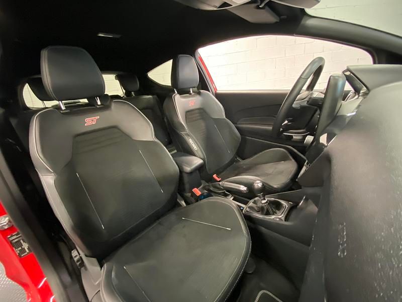 Usado Ford Fiesta ST 200 CV (147 kW) 2021 Rojo race Utilitario