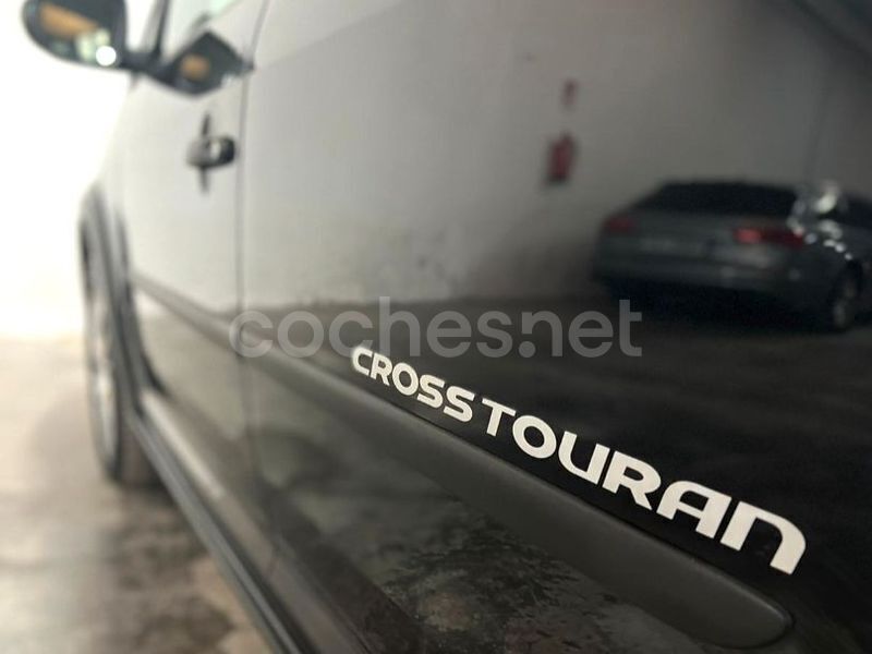 Usado VW Touran Sport 140 CV (102 kW) 2014 Negro Monovolumen