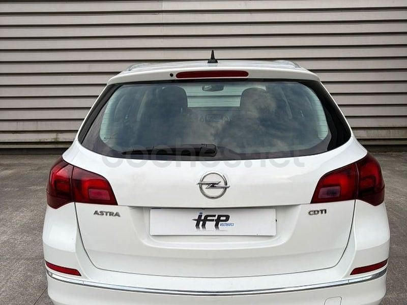 Usado Opel Astra Excellence 131 CV (96 kW) 2014 Blanco Familiar