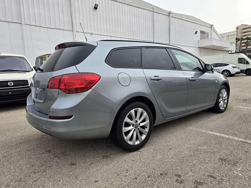 Usado Opel Astra Sport 110 CV (80 kW) 2012 Plateado Familiar