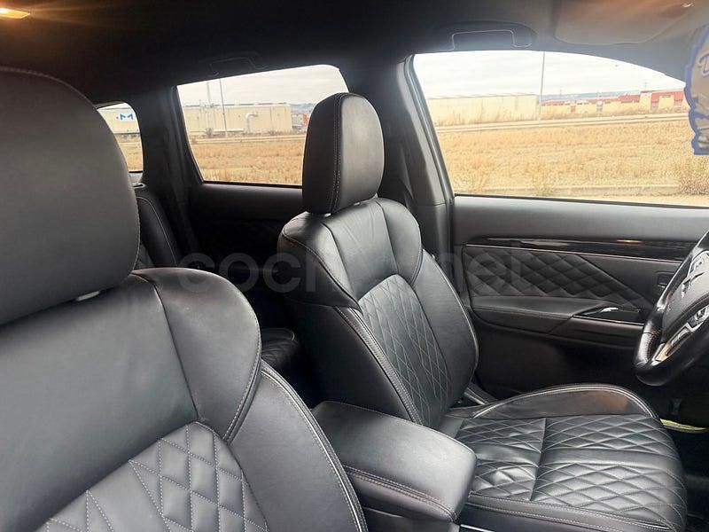Usado Mitsubishi Outlander P-HEV 224 CV (164 kW) 2018 Gris / plata SUV