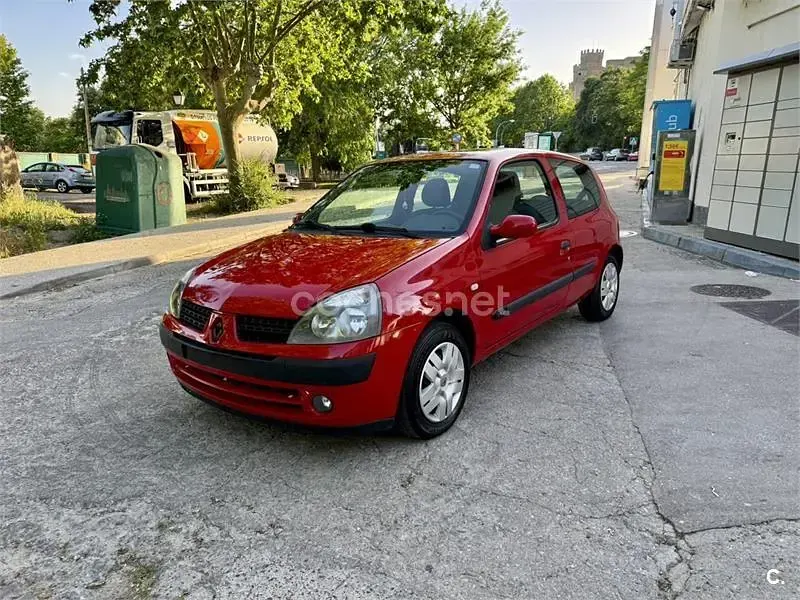 Begagnad Renault Clio II 75 HK (55 kW) 2005 Röd Sedan