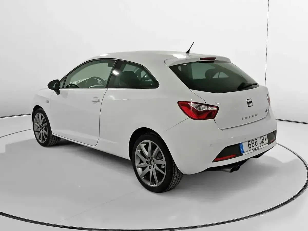 Usado Seat Ibiza SC FR 105 CV (77 kW) 2014 Blanco Utilitario