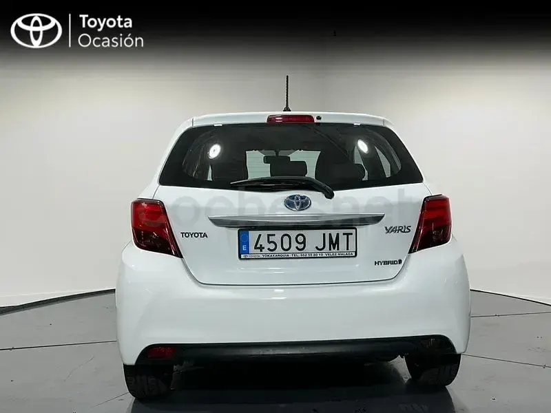 Usado Toyota Yaris Hybrid Active 100 CV (73 kW) 2016 Blanco Berlina