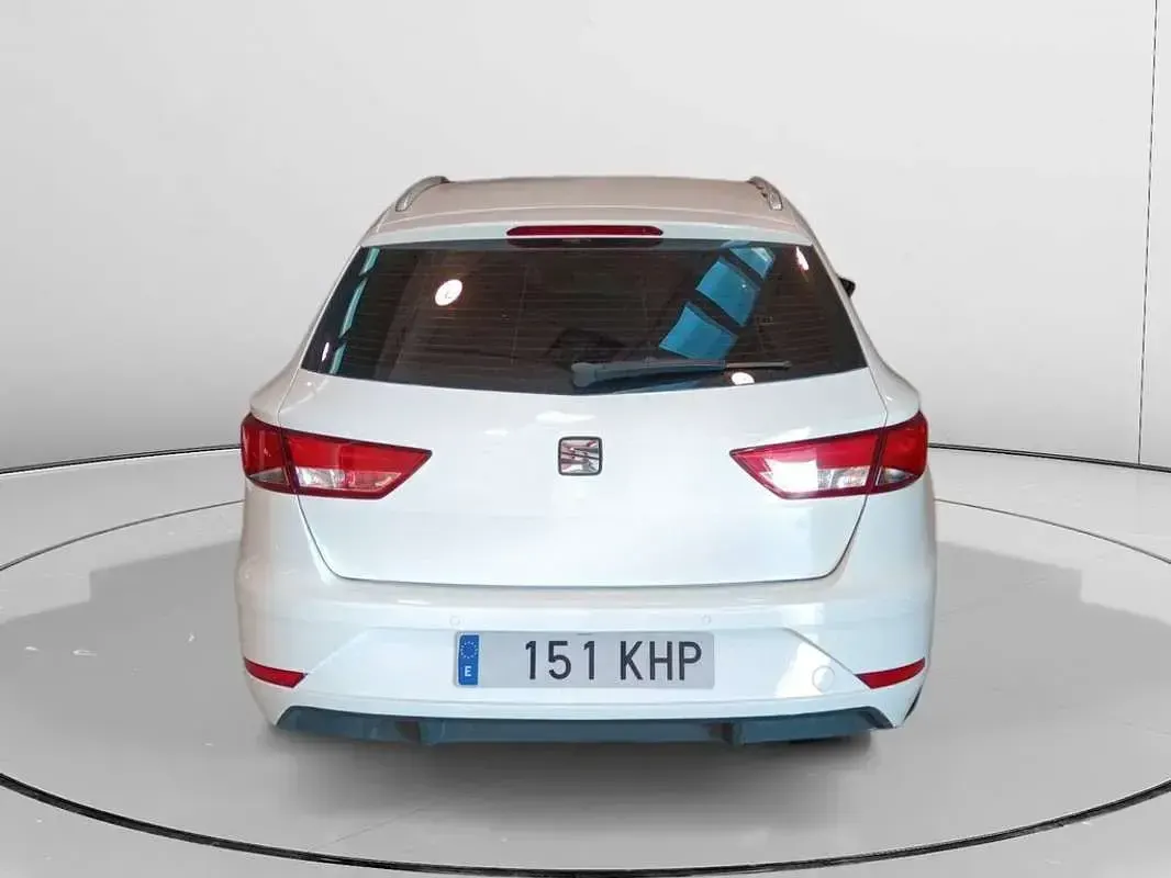 Usado Seat Leon ST Style 110 CV (80 kW) 2018 Blanco Familiar