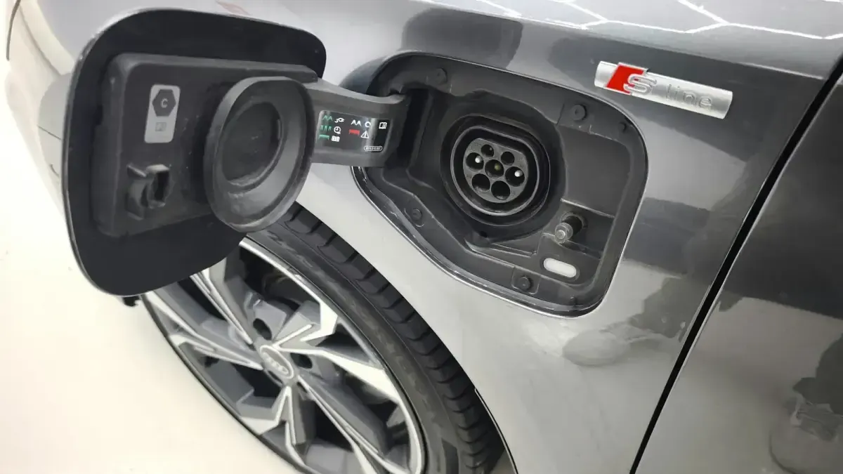 Usado Audi A3 Sportback S-Line 204 CV (150 kW) 2022 Gris Utilitario