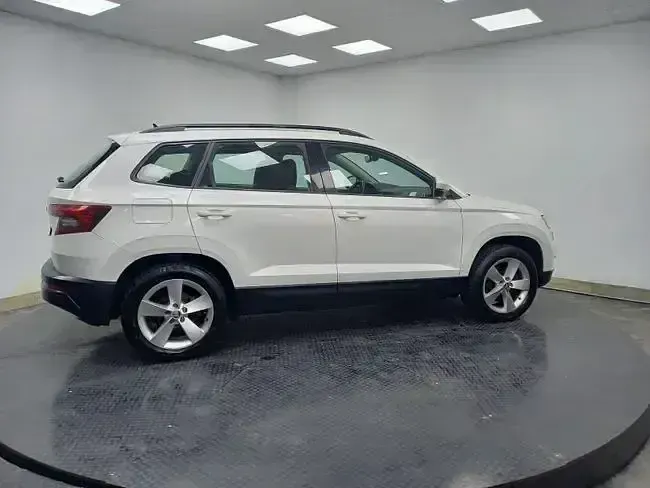 Usado Skoda Karoq Ambition 150 CV (110 kW) 2021 Blanco SUV