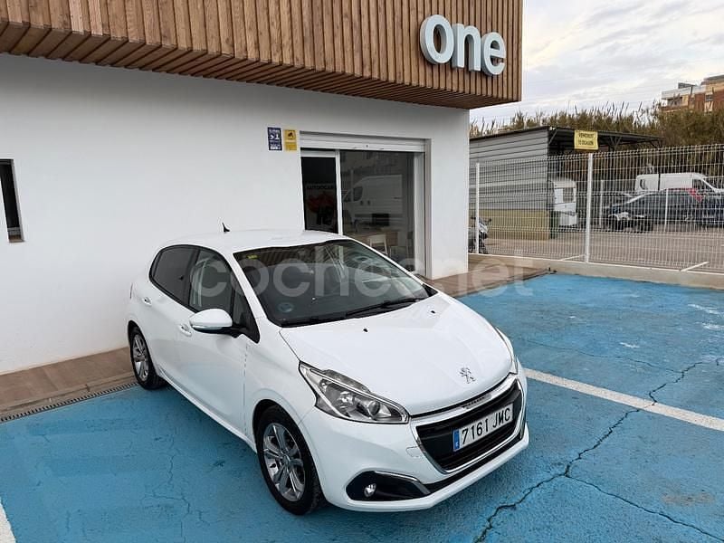 Usado Peugeot 208 Allure 120 CV (88 kW) 2015 Blanco Utilitario