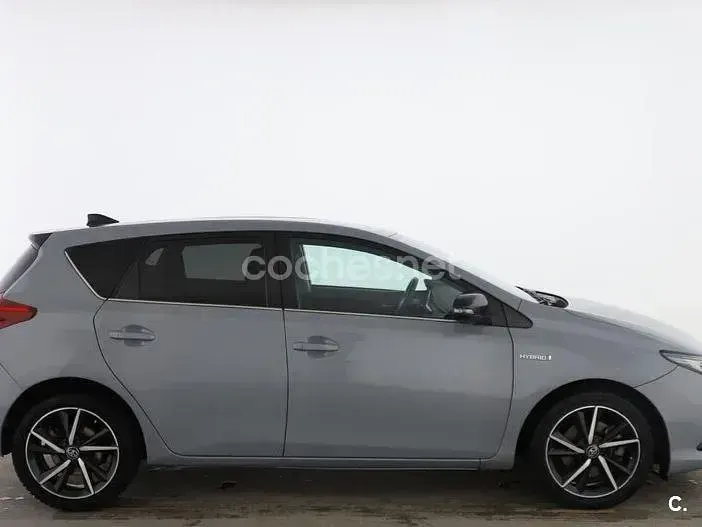 Usado Toyota Auris Hybrid 136 CV (100 kW) 2017 Gris / plata Berlina