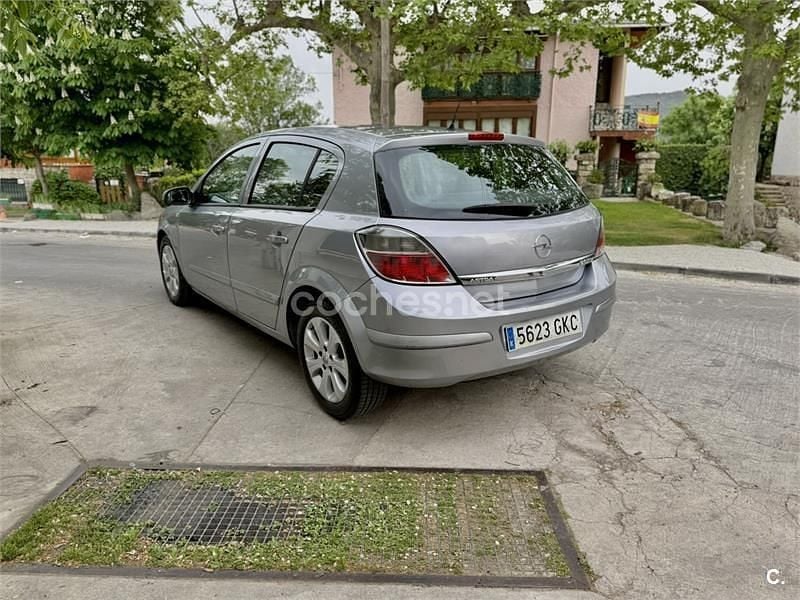 Usado Opel Astra Energy 100 CV (73 kW) 2008 Gris / plata Berlina