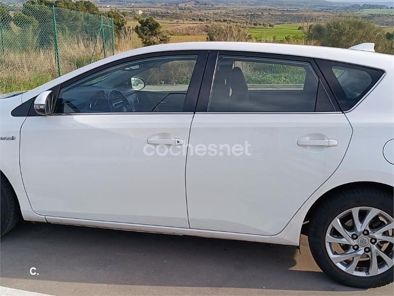 Usado Toyota Auris Hybrid Active 136 CV (100 kW) 2016 Blanco Berlina
