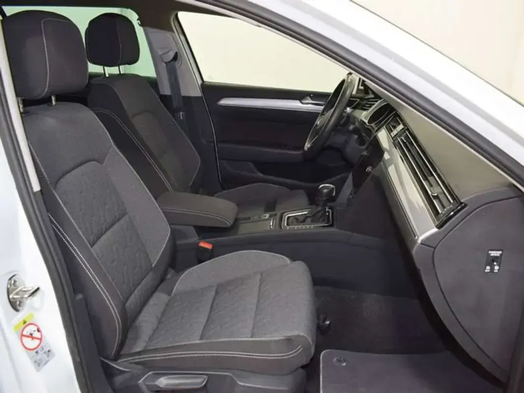 Usado VW Passat Executive 150 CV (110 kW) 2023 Blanco Familiar