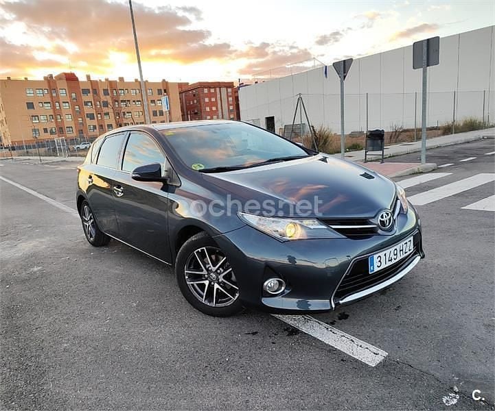 Usado Toyota Auris 90 CV (66 kW) 2014 Azul Berlina