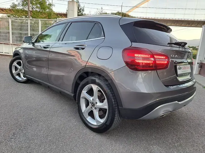 Usado Mercedes GLA200 Urban 136 CV (100 kW) 2017 Gris / plata SUV