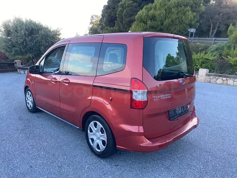 Usado Ford Tourneo Courier Trend 95 CV (69 kW) 2016 Granate Monovolumen