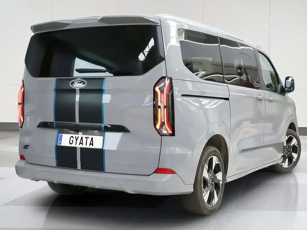 Usado Ford Tourneo Custom Titanium X 160 kW (218 CV) 2024 Plateado Van