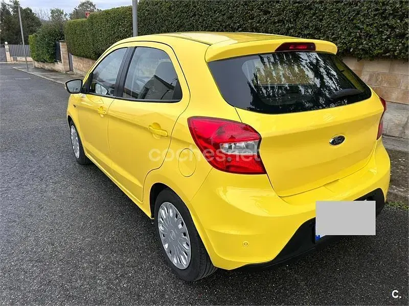 Usado Ford Ka Plus Ultimate 85 CV (62 kW) 2017 Amarillo Utilitario