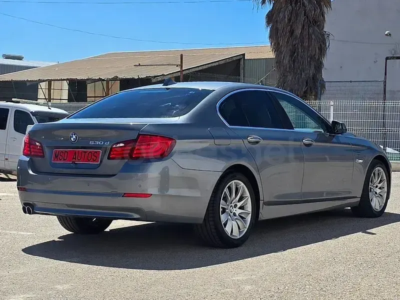 Usado BMW 530 Comfort Edition 245 CV (180 kW) 2010 Gris / plata Berlina