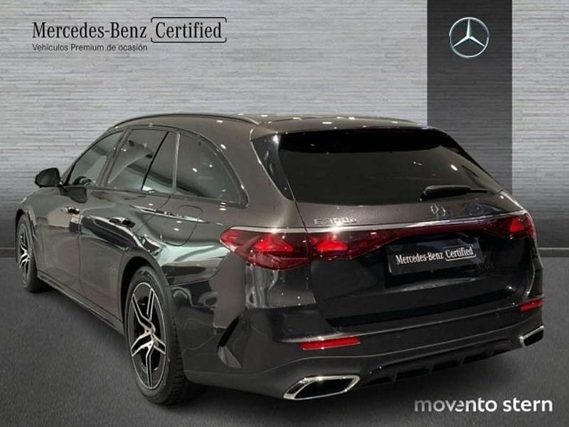 Usado Mercedes E300 AMG line 313 CV (230 kW) 2024 Gris grafito Familiar