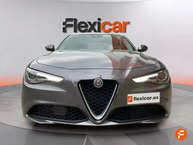 Begagnad Alfa Romeo Giulia Business 150 HK (110 kW) 2018 Grå Sedan