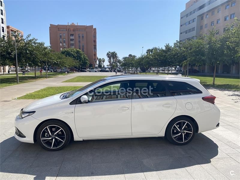 Usado Toyota Auris Hybrid Active 136 CV (100 kW) 2018 Blanco Familiar