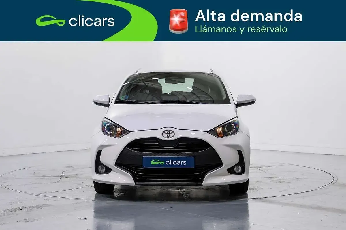 Usado Toyota Yaris Hybrid Active 75 CV (55 kW) 2025 Blanco Berlina