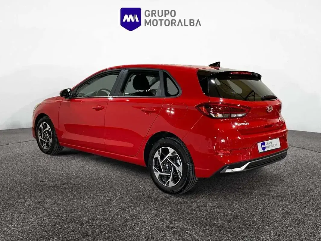 Usado Hyundai i30 101 CV (74 kW) 2025 Rojo Berlina