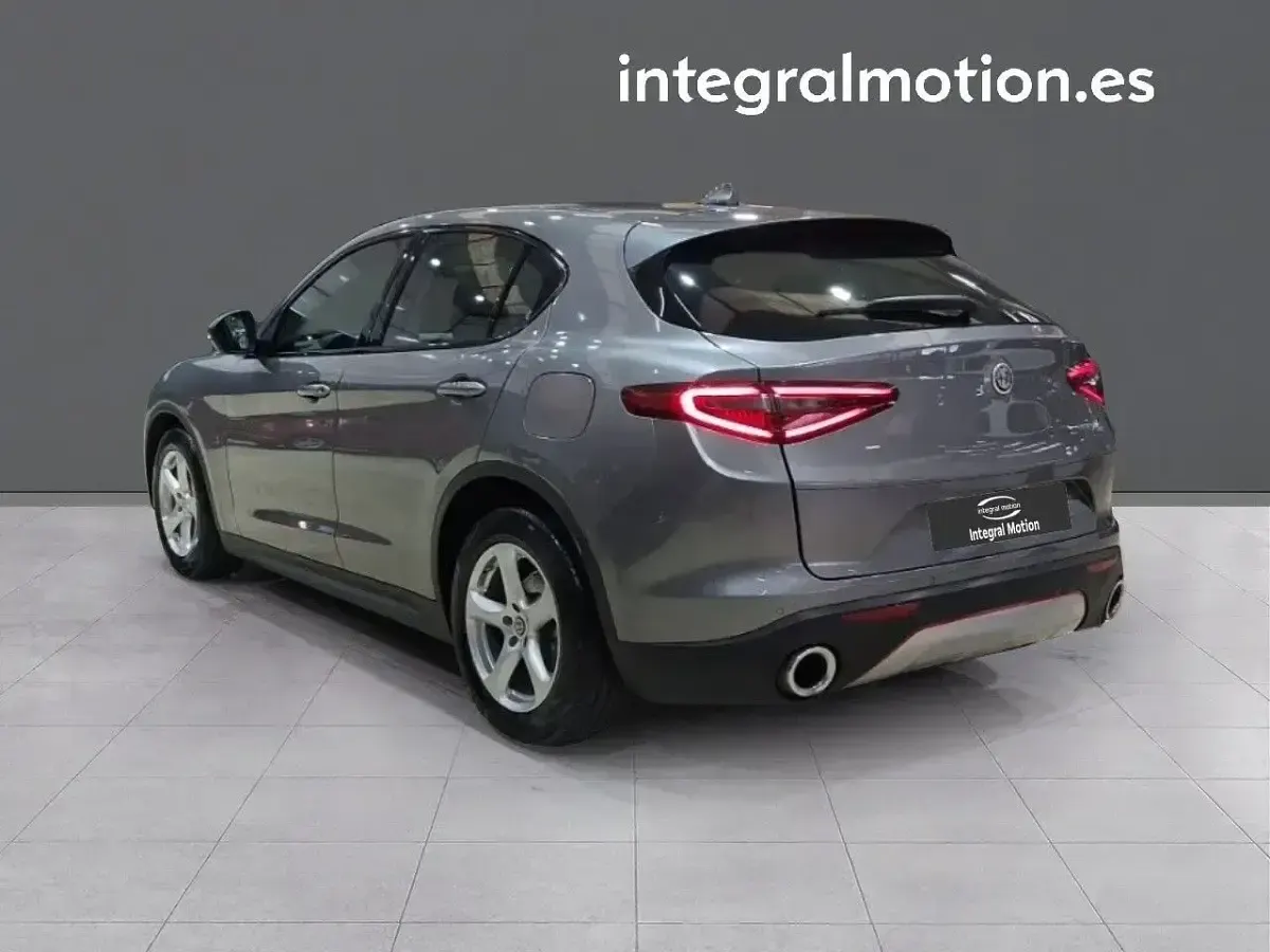 Usado Alfa Romeo Stelvio Super 179 CV (131 kW) 2017 Gris SUV
